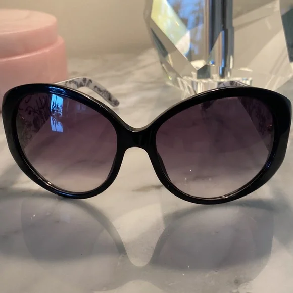 Authentic Gucci Sunglasses - Picture 6 of 11